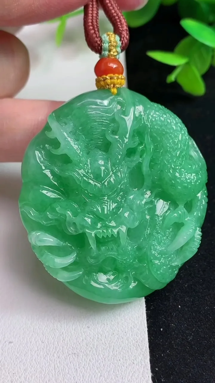 天然A货翡翠龙牌吊坠，尺寸48.7-43.7-11.3，重量:49.21g
5月15日