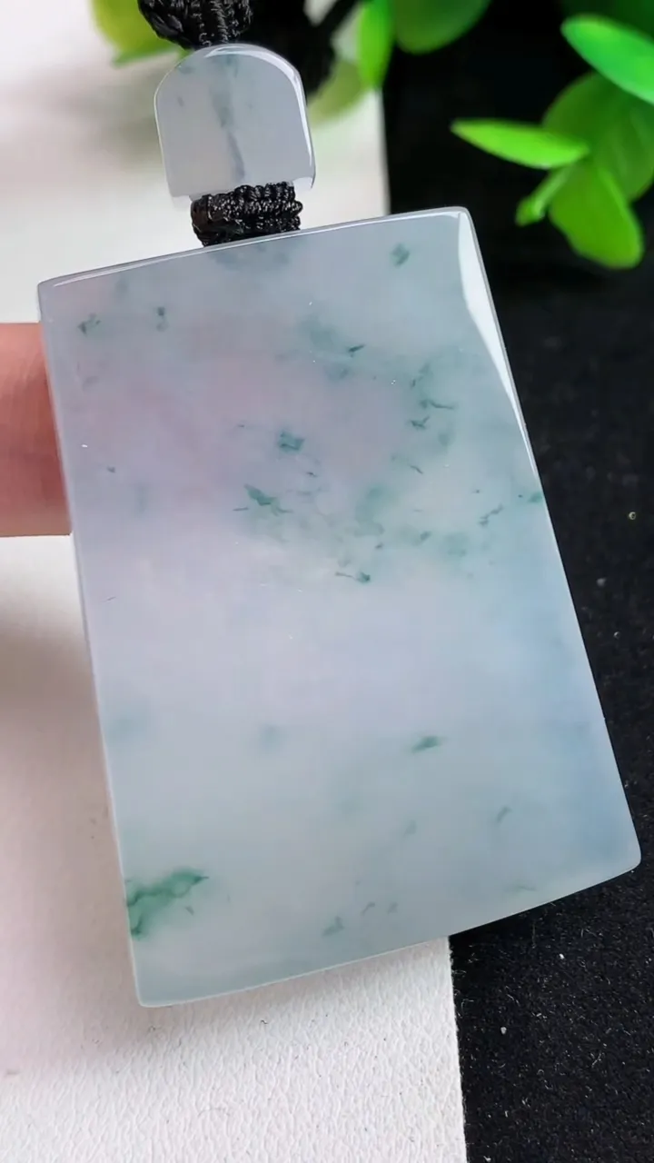 天然A货翡翠飘花无事牌吊坠，尺寸47-35-5，重量:32.36g
5月15日