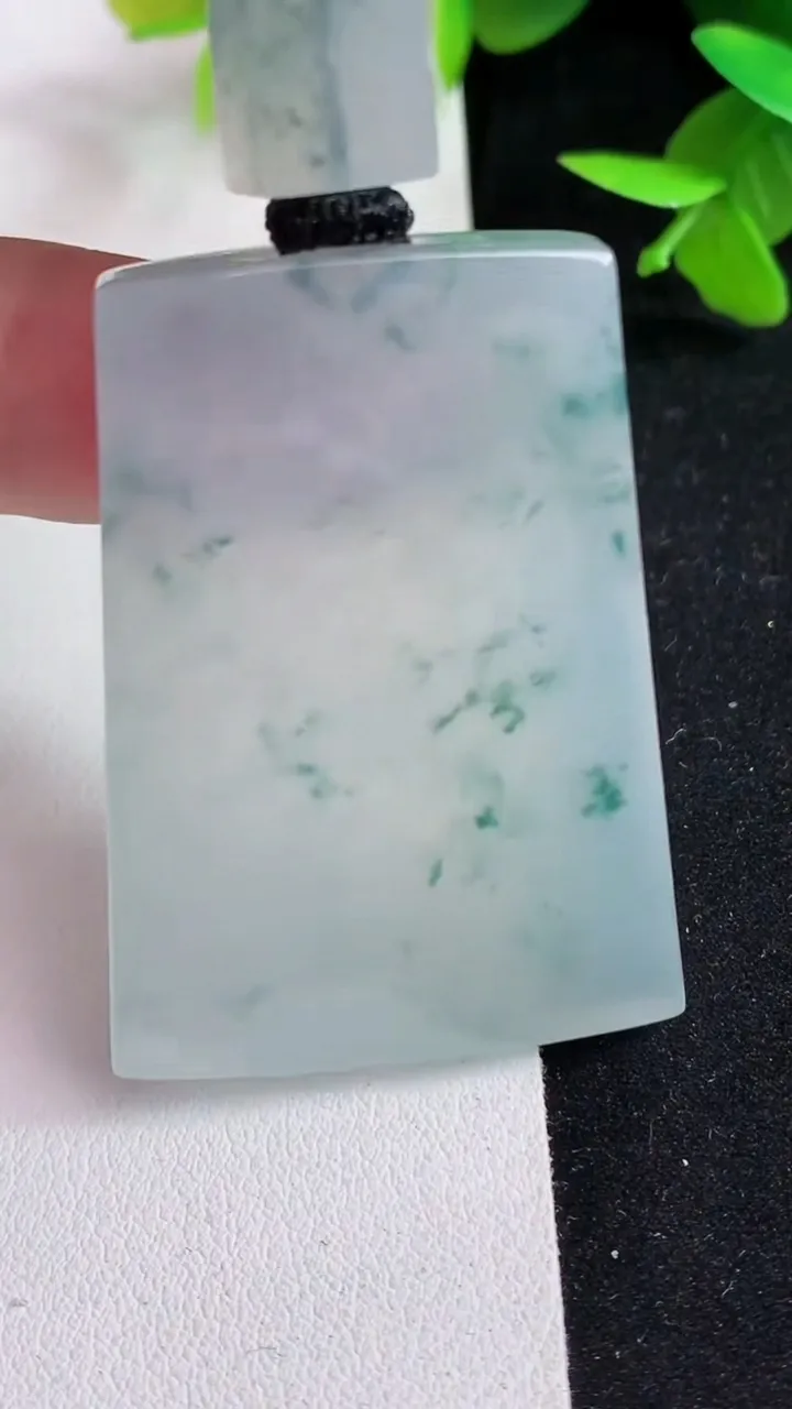 天然A货翡翠飘花无事牌吊坠，尺寸48-34.4-5.5，重量:34.65g
5月15日