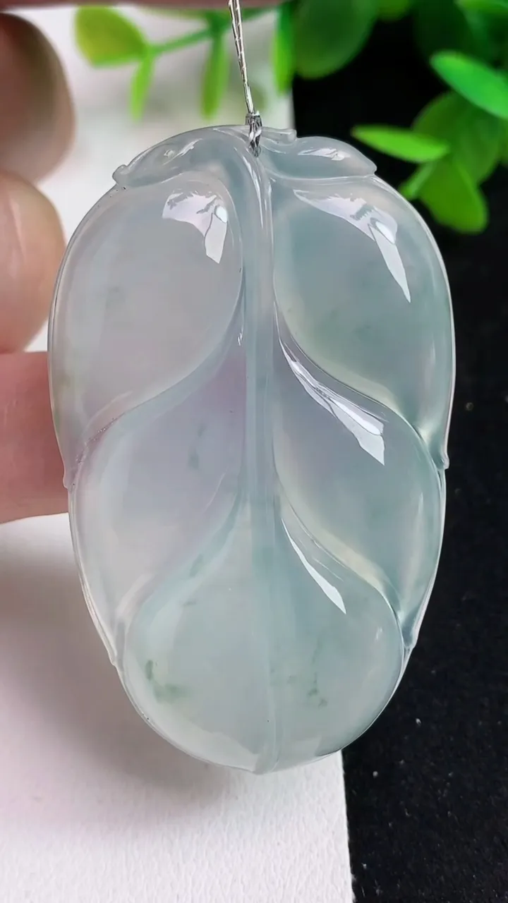 天然A货翡翠飘花金枝玉叶 叶子吊坠，尺寸55.2-34.4-5.4，重量:21.04g
5月15日