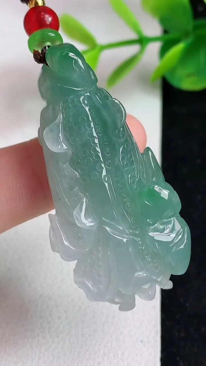 天然A货翡翠白菜吊坠，尺寸45.8-23.8-8.8，重:14.57g
5月15日