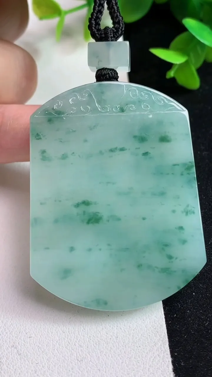 天然A货翡翠飘花仿古无事牌吊坠，尺寸53.6-41.3-5.8，重量:42.39g
5月15日
