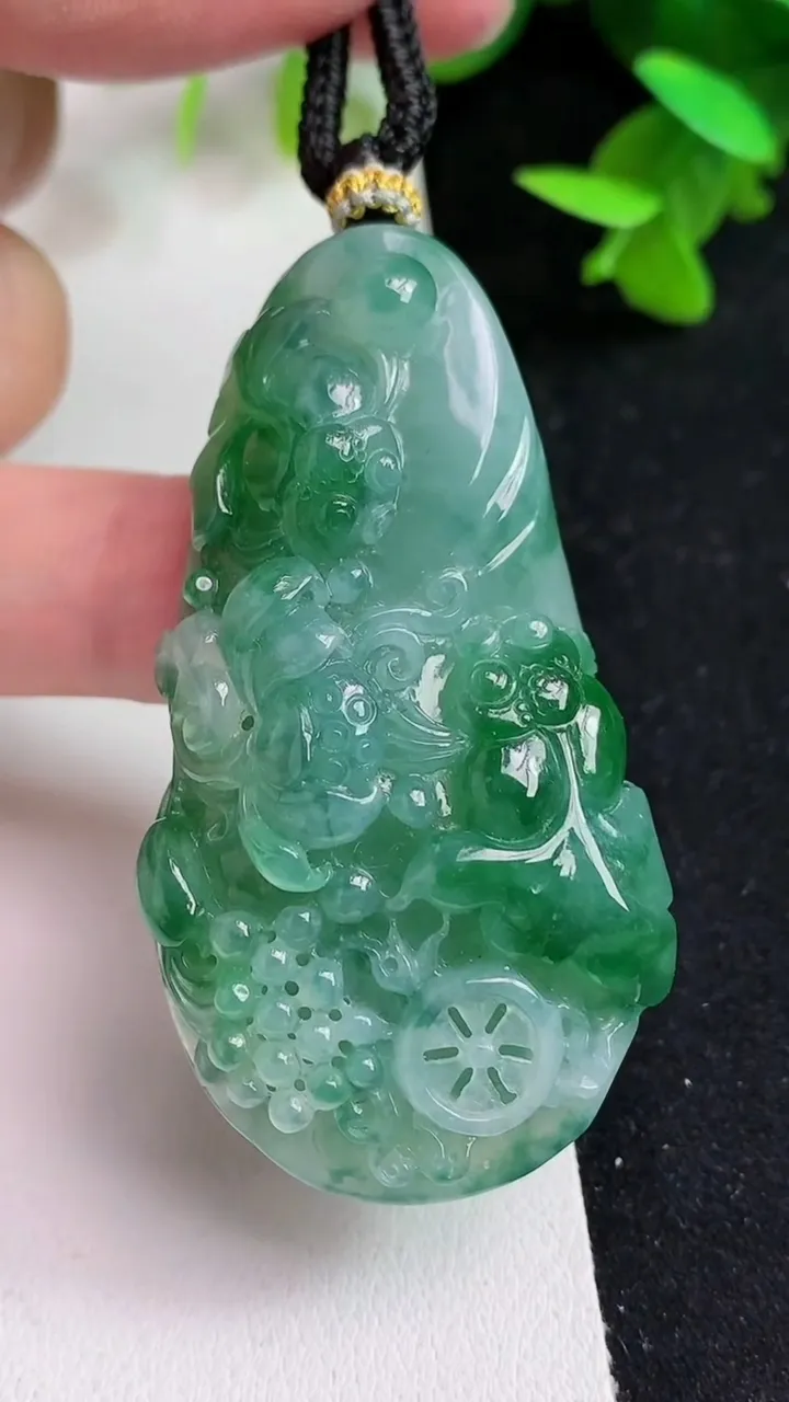 天然A货翡翠荷叶鱼吊坠，尺寸55.6-29.3-12.4，重量:36.42g
5月15日