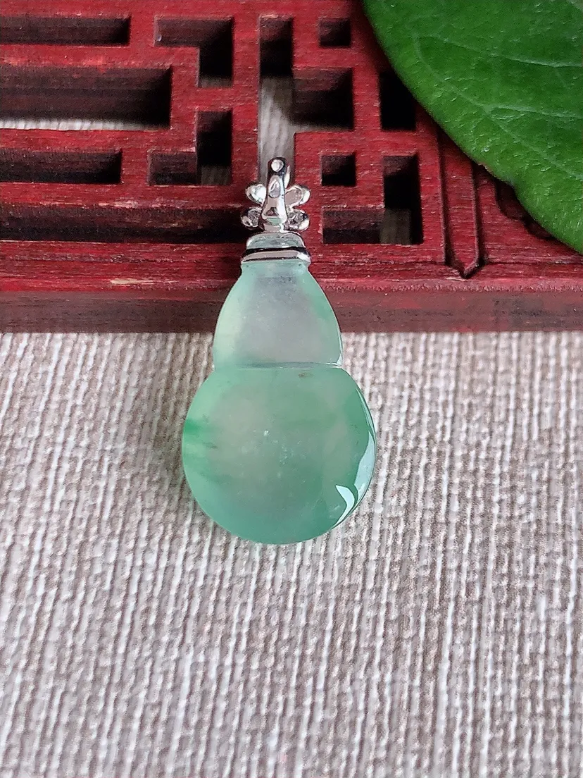 天然A货翡翠18K金伴晴绿葫芦吊坠尺寸26×19.7×12.3×4.6m量2.17g 0513