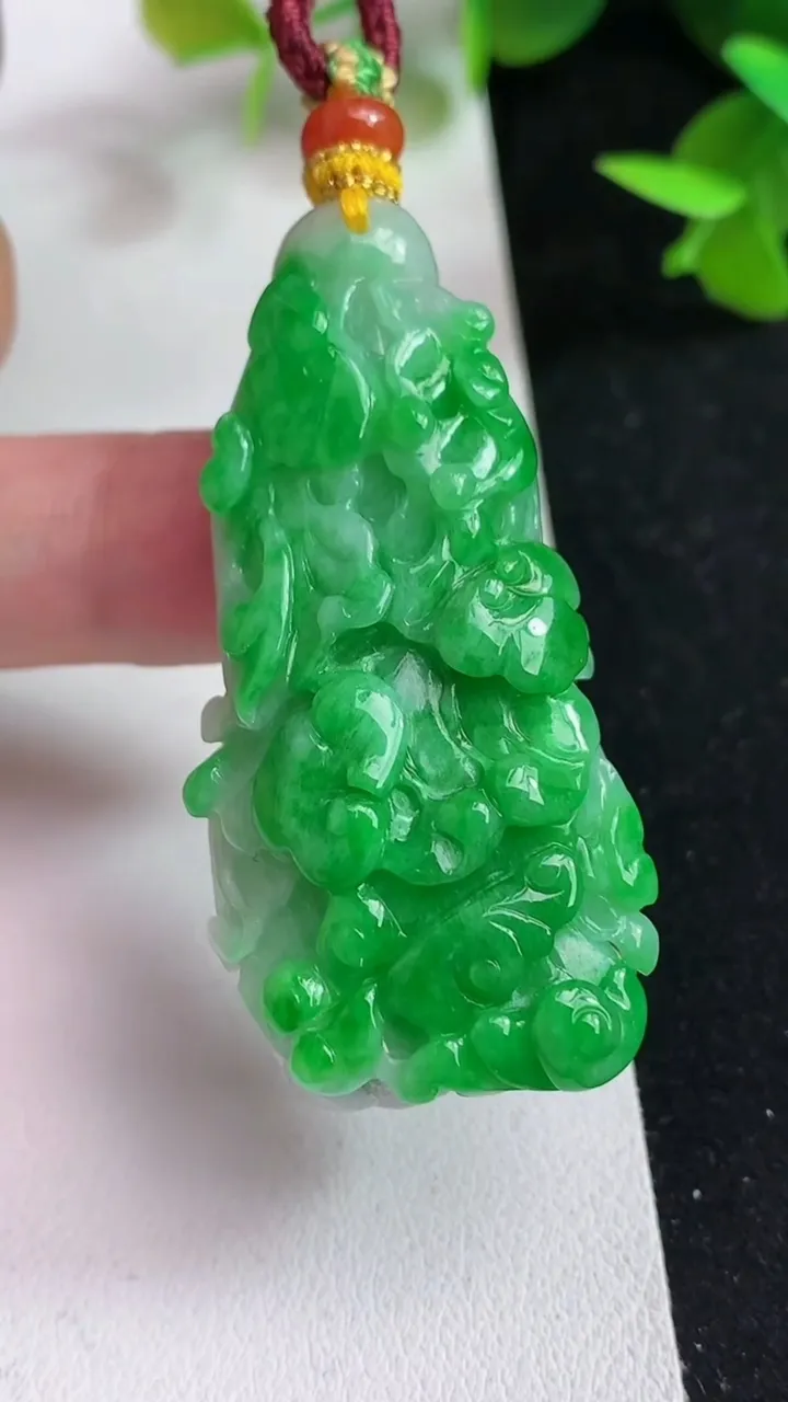 天然A货翡翠白菜吊坠，尺寸49.7-24-12，重量:29.68g
5月15日