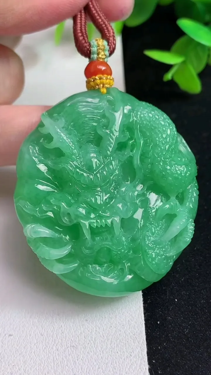 天然A货翡翠龙牌吊坠，尺寸48.7-43.7-11.3，重量:49.21g
5月15日