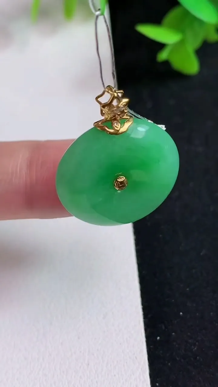 天然A货翡翠平安扣吊坠，尺寸21.3-6，重量:6.77g
5月15日