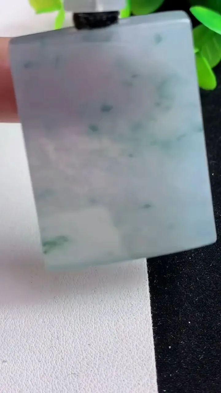 天然A货翡翠飘花无事牌吊坠，尺寸47-35-5，重量:32.36g
5月15日