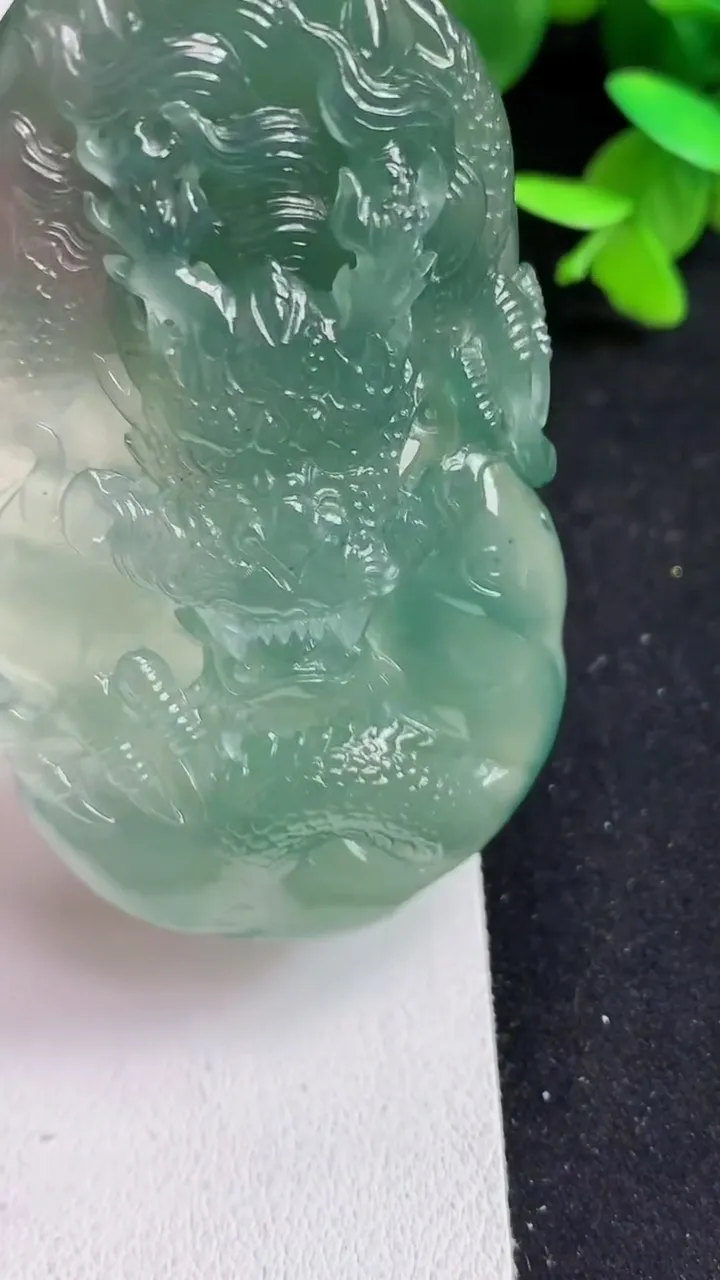 天然A货翡翠龙牌吊坠，尺寸65-38.3-12.5，重量:57.65g
5月15日