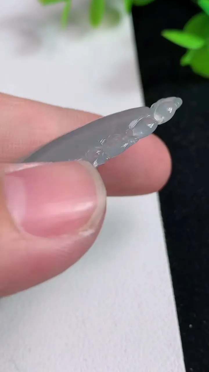 天然A货翡翠白冰福瓜吊坠，尺寸47.8-19-6.2，重量:9.18g
5月15日