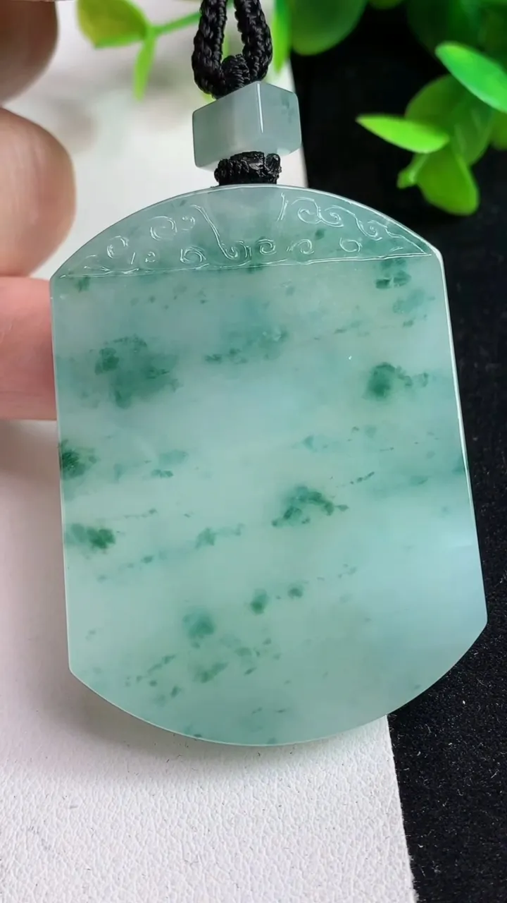 天然A货翡翠飘花仿古无事牌吊坠，尺寸53-41-5.7，重量:42.01g
5月15日