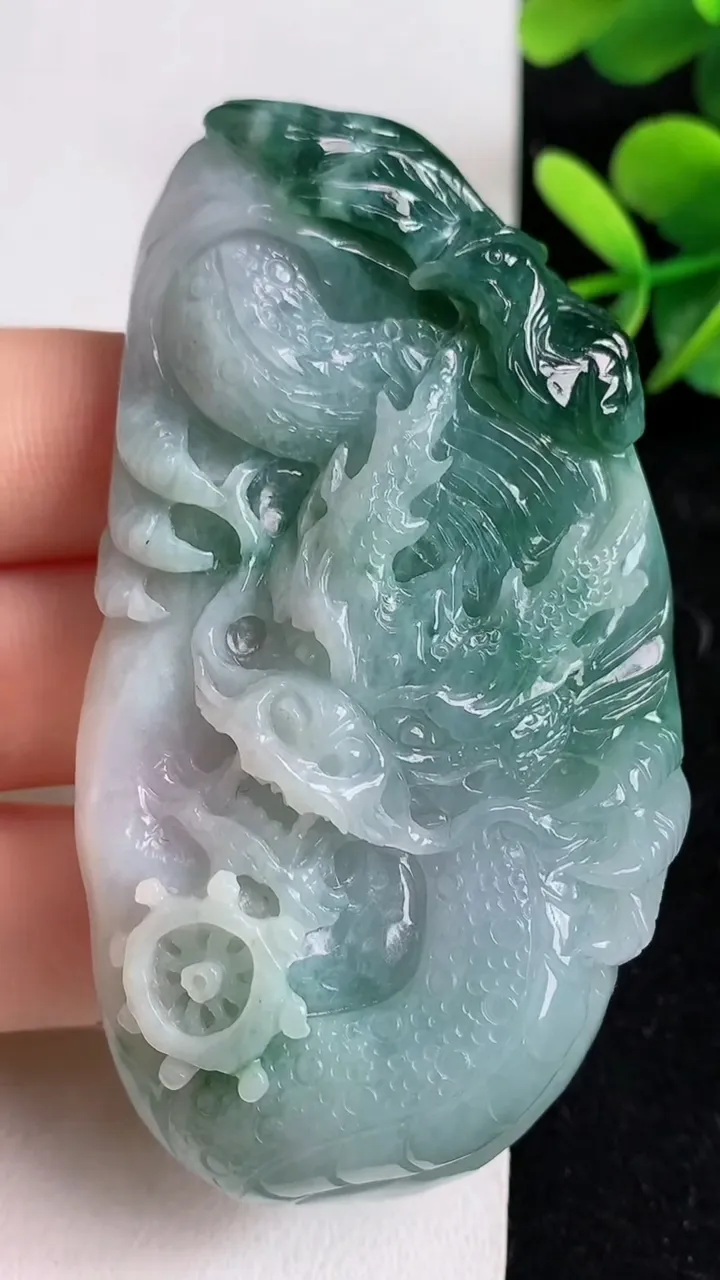 天然A货翡翠飘花龙牌吊坠，尺寸72.8-40.7-13.5，重:70.66g
5月15日