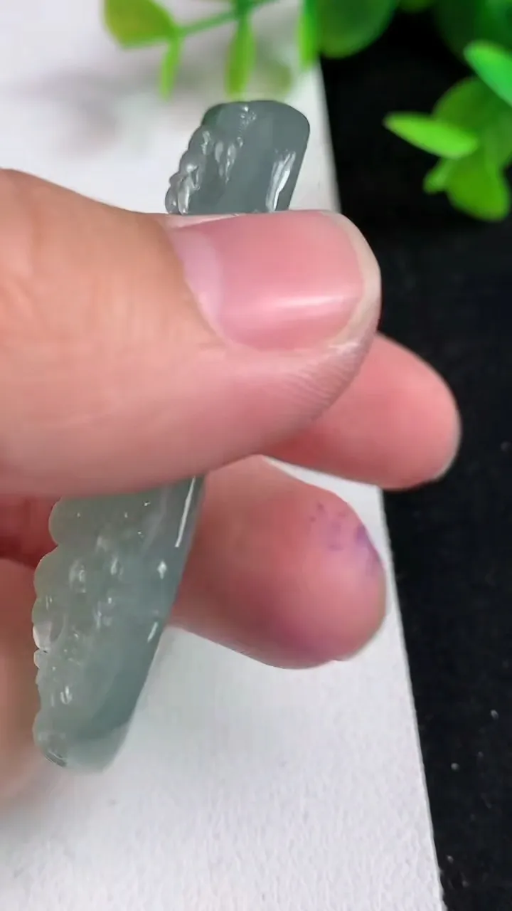 天然A货翡翠龙牌吊坠，尺寸57-28.3-8.5，重量:31.56g
5月15日
