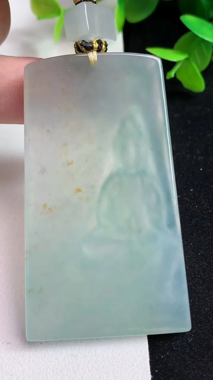 天然A货翡翠飘金花素衣观音吊坠，尺寸61.7-35.2-6，重量:40.89g
5月15日