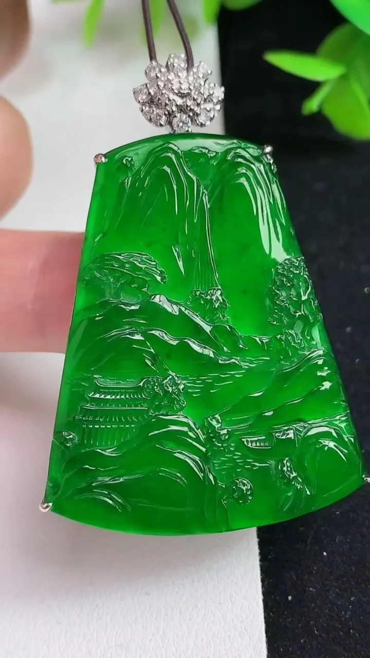 天然A货翡翠山水牌吊坠，尺寸42.5-34.7-7.2，重量:14.24g
5月15日