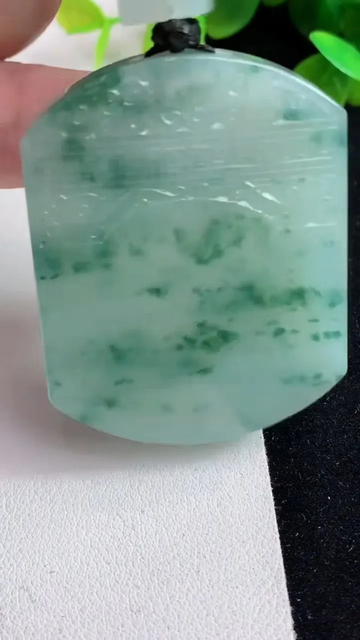 天然A货翡翠飘花仿古无事牌吊坠，尺寸53.6-41.3-5.8，重量:42.39g
5月15日