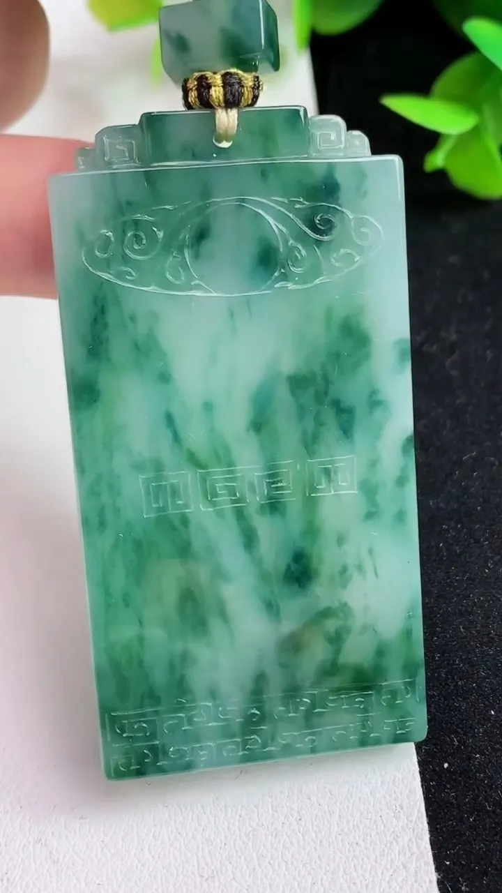 天然A货翡翠飘花仿古无事牌吊坠，尺寸58.2-30.6-5.5，重量:37.30g
5月15日