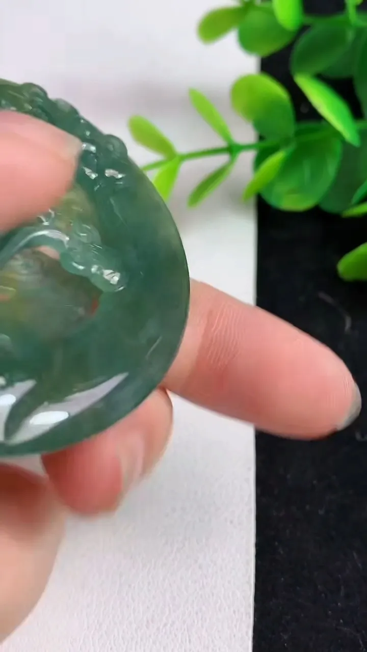 天然A货翡翠蓝水双彩鸟语花香吊坠，尺寸54-49-7，重:29.35g
5月15日