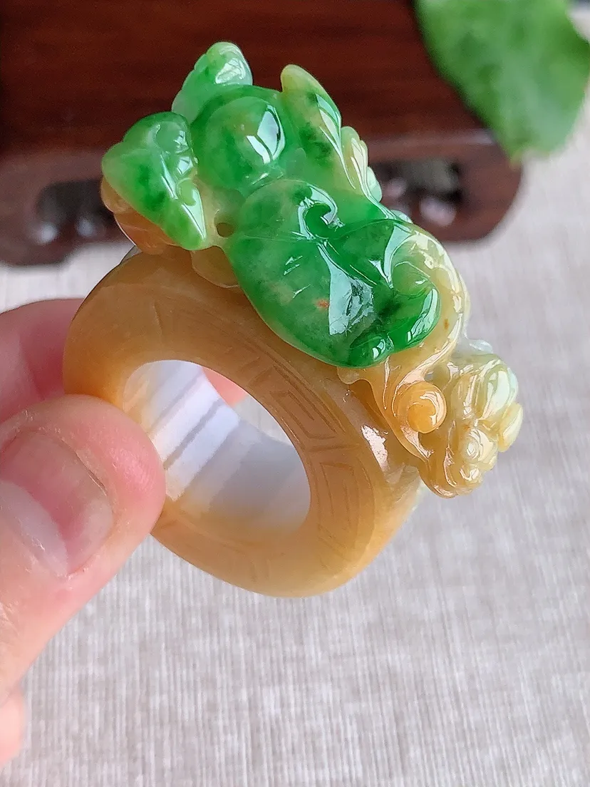 天然A货翡翠冰润黄加绿双彩招财貔貅扳指 尺寸20×12.3×16mm 重量35.42g 0513