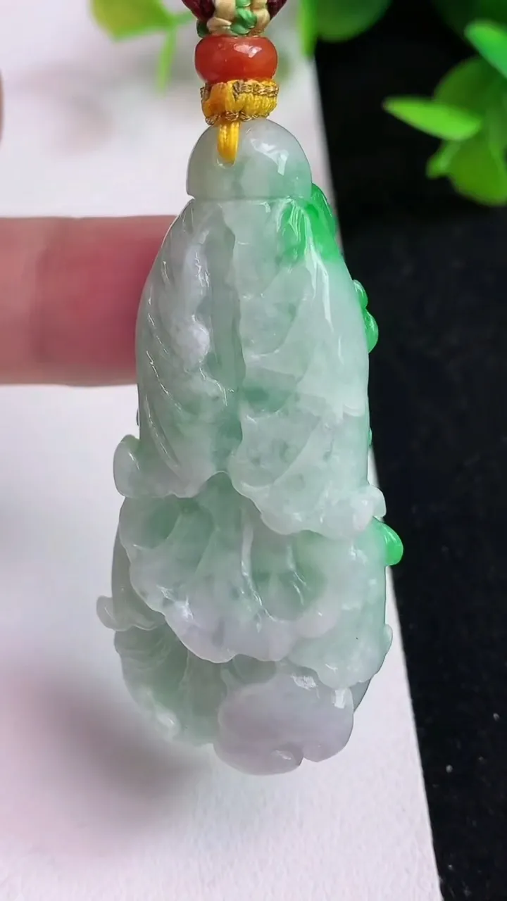 天然A货翡翠白菜吊坠，尺寸49.7-24-12，重量:29.68g
5月15日