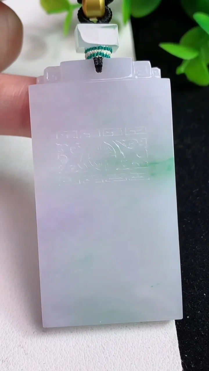 天然A货翡翠春带彩 紫罗兰仿古无事牌吊坠，尺寸59-31.2-4.7，重量:35.50g
5月15日