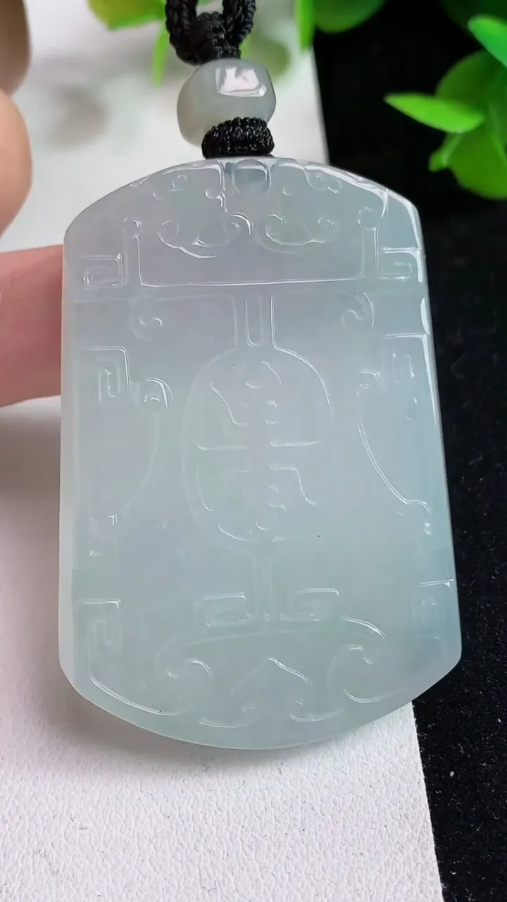 天然A货翡翠白冰仿古无事牌吊坠，尺寸53.5-38-4.7，重量:33.30g
5月15日