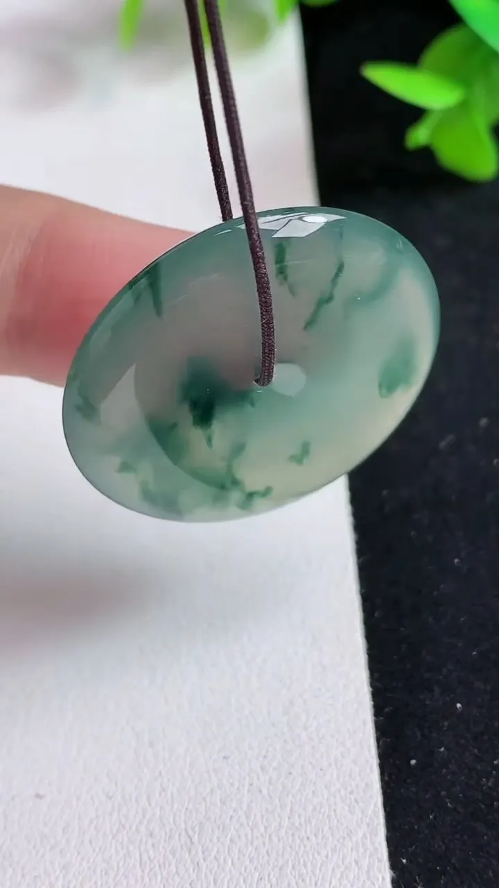 天然A货翡翠飘花平安扣吊坠，尺寸31.7-5，重量:11.84g
5月15日