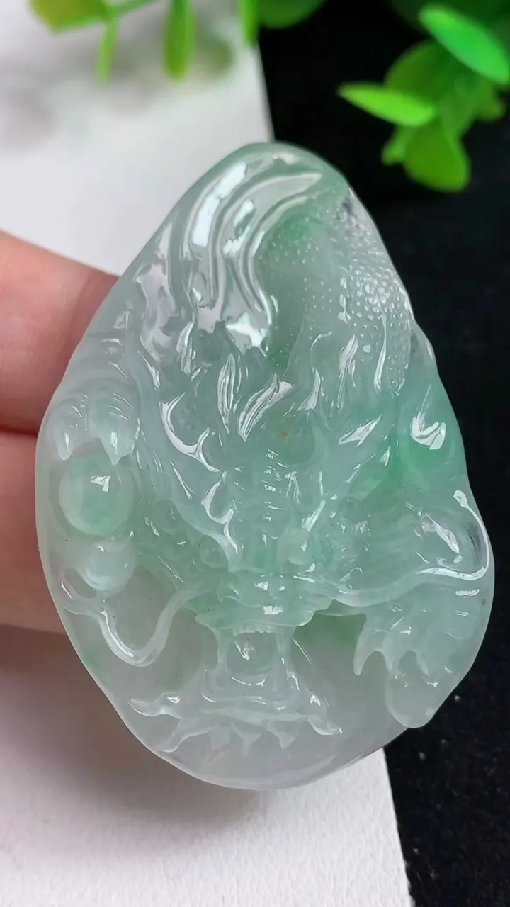 天然A货翡翠龙牌吊坠，尺寸55.8-35.7-13.7，重量:35.55g
5月15日