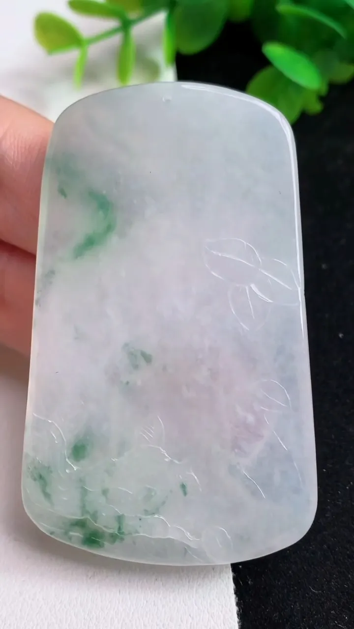 天然A货翡翠飘花大日如来吊坠，尺寸65.7-39.4-6，重量:38.65g
5月15日