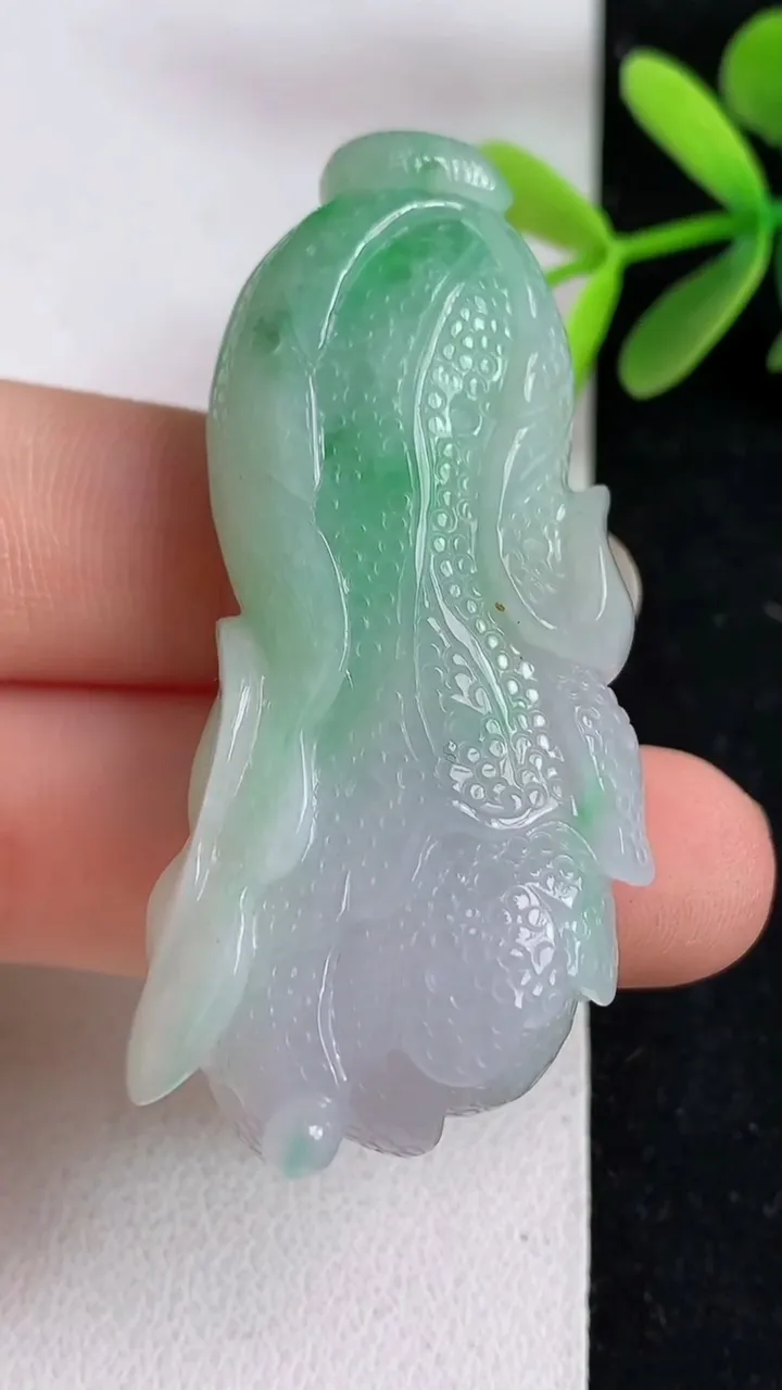 天然A货翡翠白菜吊坠，尺寸52.5-26.3-13，重:26.57g
5月15日