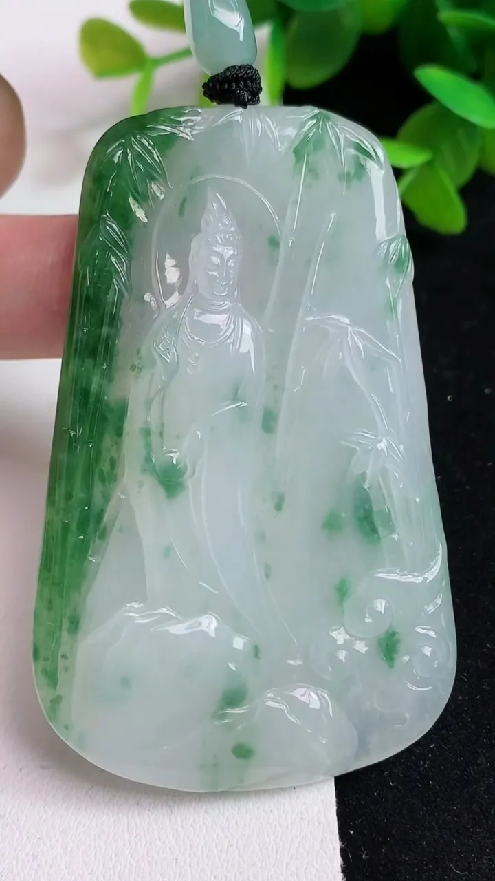 天然A货翡翠飘花观音菩萨吊坠，尺寸67.5-42.8-6，重量:43.09g
5月15日