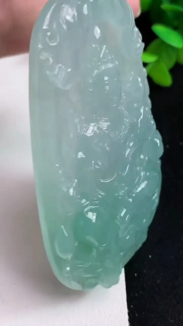 天然A货翡翠观音菩萨吊坠，尺寸73.5-44.8-9，重量:58.49g
5月15日