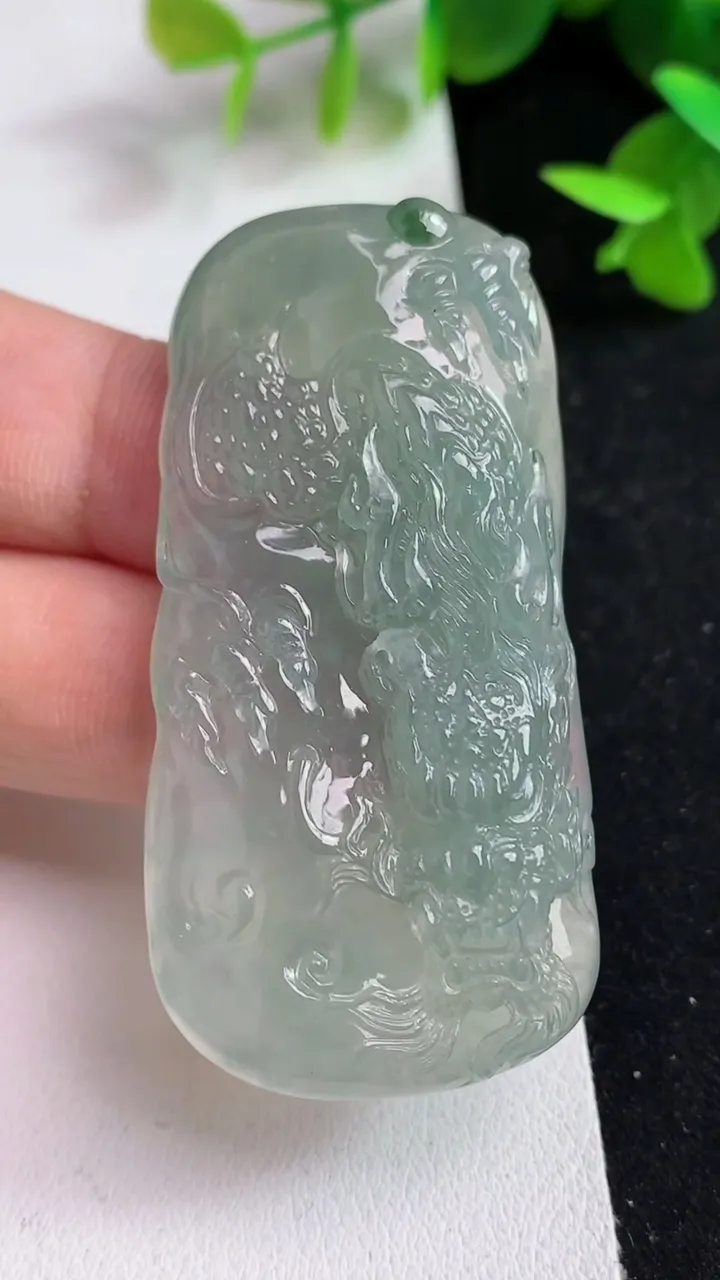 天然A货翡翠龙牌吊坠，尺寸57-28.3-8.5，重量:31.56g
5月15日