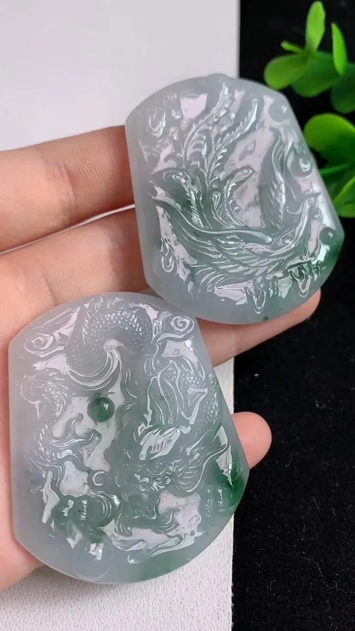 天然A货翡翠飘花龙凤呈祥吊坠一对，尺寸50.8-44-5.4，重:24.12g
5月15日
