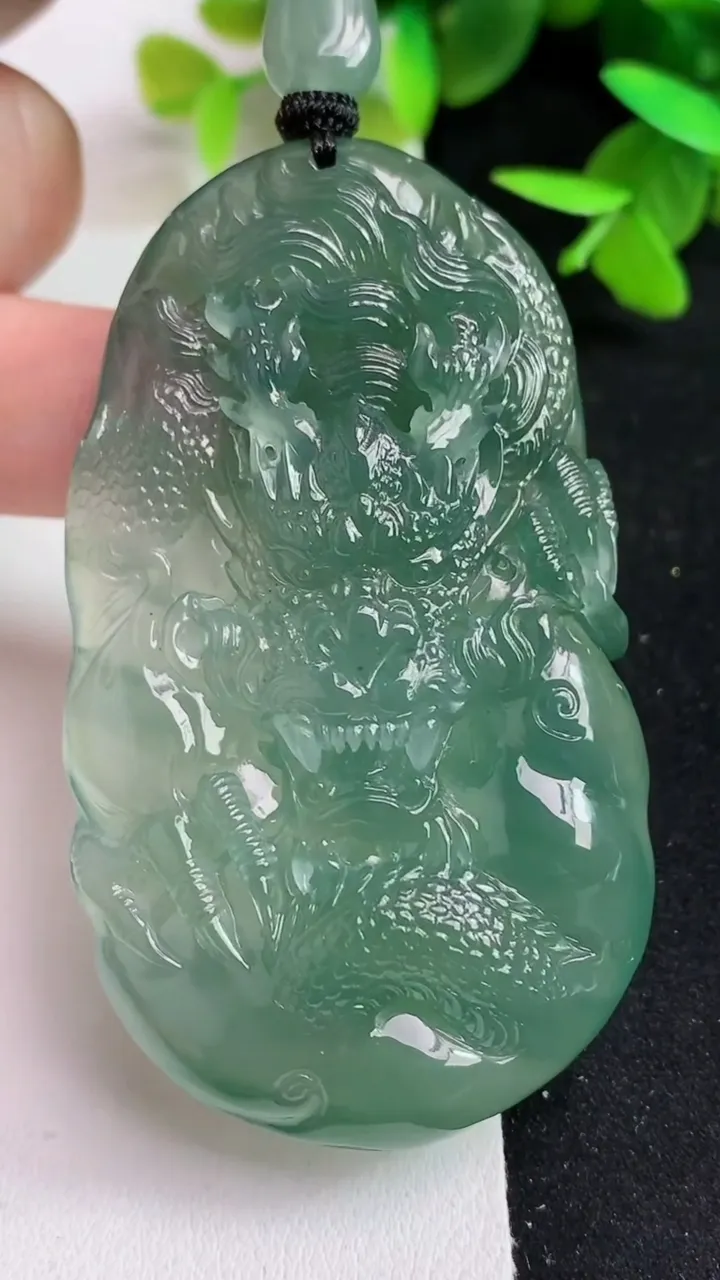 天然A货翡翠龙牌吊坠，尺寸65-38.3-12.5，重量:57.65g
5月15日