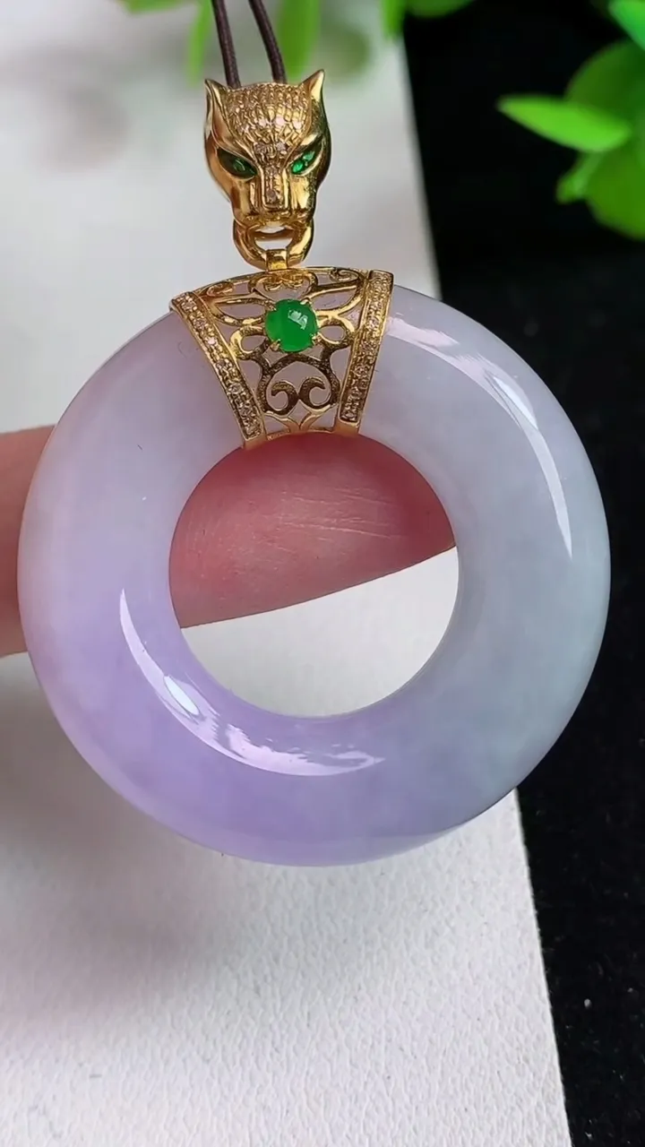 天然A货翡翠k金紫罗兰平安环吊坠，尺寸36.3-8.4，重量:21.27g
5月15日