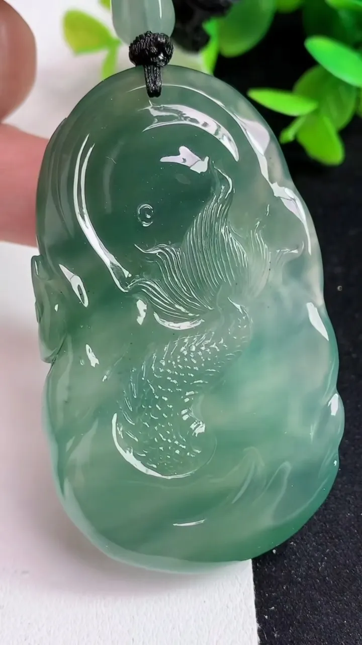 天然A货翡翠龙牌吊坠，尺寸65-38.3-12.5，重量:57.65g
5月15日