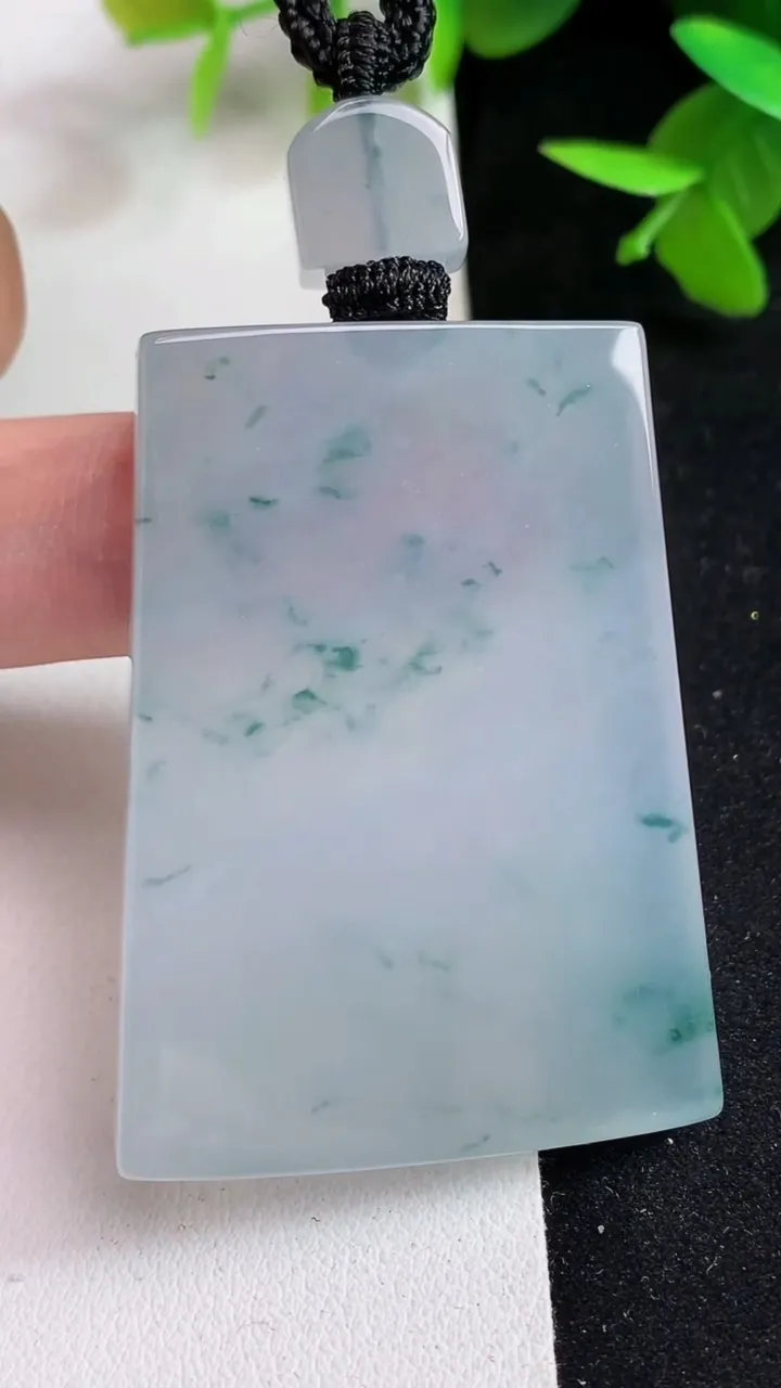 天然A货翡翠飘花无事牌吊坠，尺寸47-35-5，重量:32.36g
5月15日
