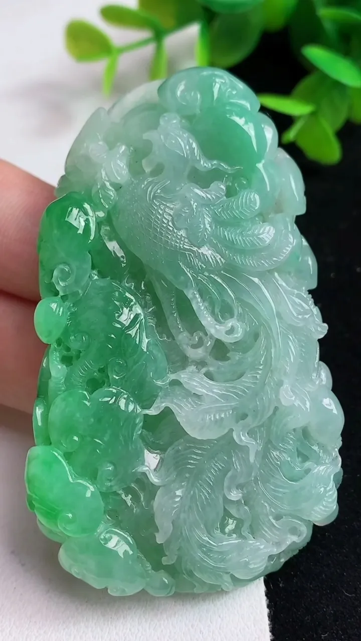 天然A货翡翠凤凰吊坠，尺寸71.6-40.8-10，重量:59.22g
5月15日