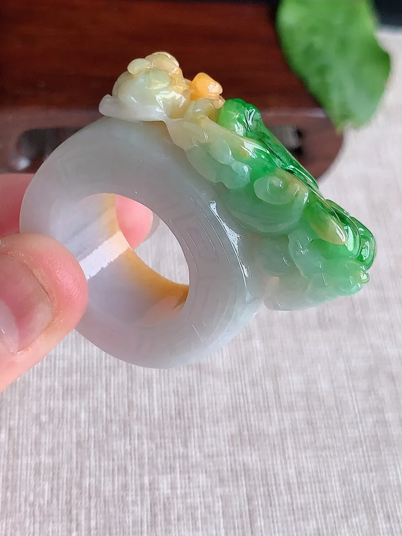 天然A货翡翠冰润黄加绿双彩招财貔貅扳指 尺寸20×12.3×16mm 重量35.42g 0513