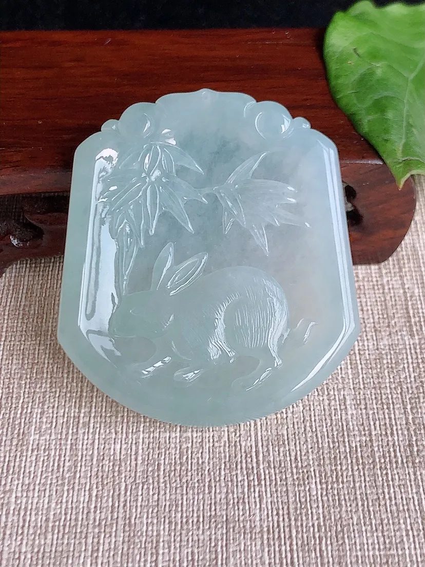 天然A货翡翠晴水一刀切生肖兔吊坠尺寸54×47.7×5.7m量33.26g 0513