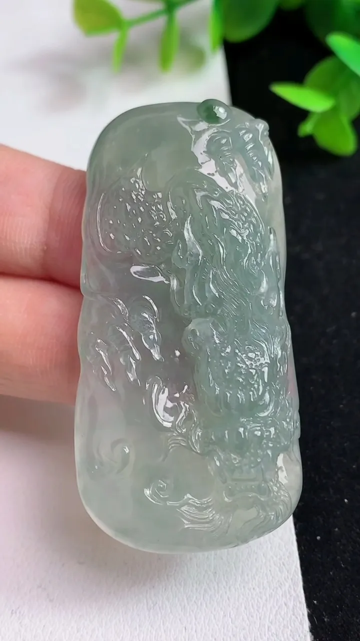 天然A货翡翠龙牌吊坠，尺寸57-28.3-8.5，重量:31.56g
5月15日