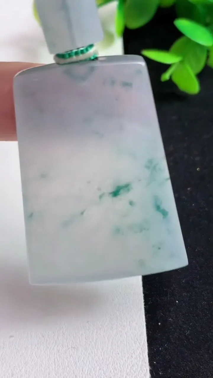 天然A货翡翠飘花无事牌吊坠，尺寸44.2-32.7-5.6，重量:30.35g
5月15日