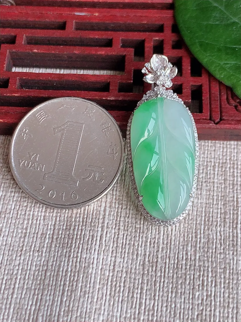天然A货翡翠18K金伴飘绿叶子金枝玉叶吊坠尺寸37×15×7裸石25.8×13m量4.25g 0513