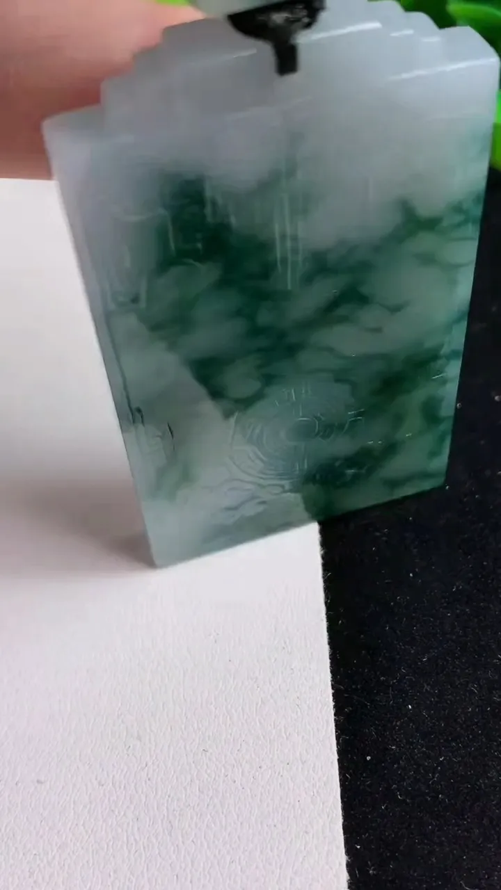 天然A货翡翠飘花仿古无事牌吊坠，尺寸62.4-36-6，重量:47.82g
5月15日