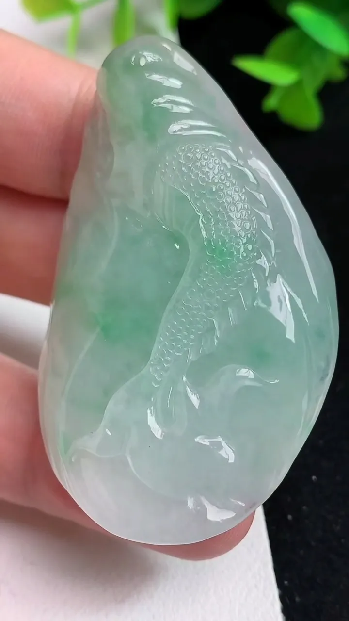 天然A货翡翠龙牌吊坠，尺寸55.8-35.7-13.7，重量:35.55g
5月15日