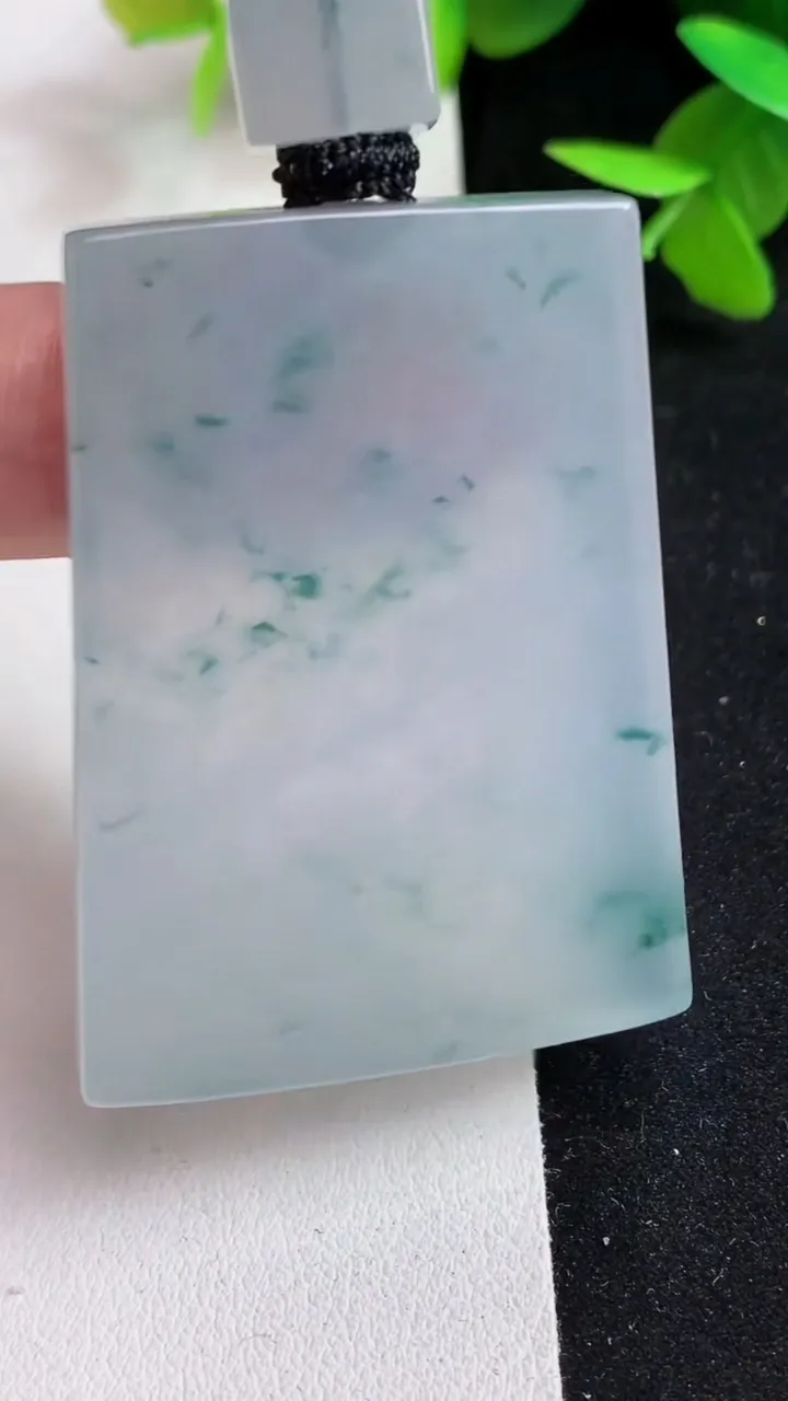天然A货翡翠飘花无事牌吊坠，尺寸47-35-5，重量:32.36g
5月15日