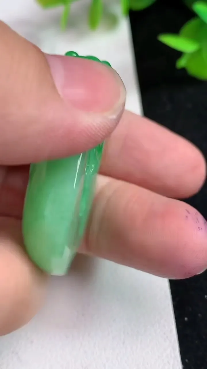 天然A货翡翠灵猴献瑞 福瓜吊坠，尺寸42.2-27.3-11，重量:27.38g
5月15日