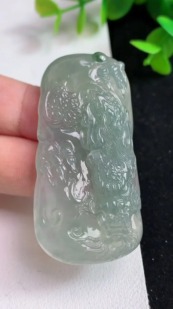 天然A货翡翠龙牌吊坠，尺寸57-28.3-8.5，重量:31.56g
5月15日