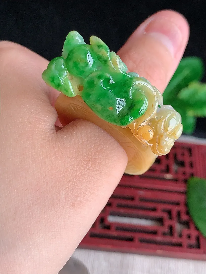 天然A货翡翠冰润黄加绿双彩招财貔貅扳指 尺寸20×12.3×16mm 重量35.42g 0513